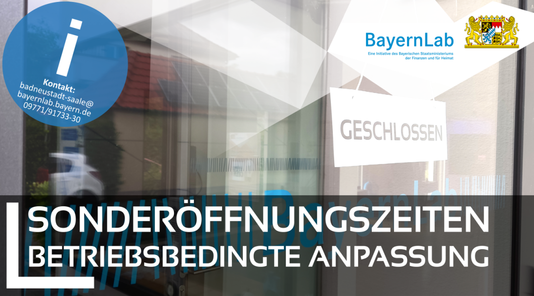 Grafik für Sonderöffnungszeiten im BayernLab Bad Neustadt. Im Hintergrund ist das Schaufenster des BayernLabs zu sehen in dem ein Schild 