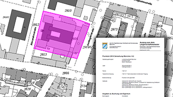 Eigentuemerdaten mit einem Dokument mit Text im Vordergrund und die Flurkarte mit grauen Linien und Gebäuden im Hintergrund